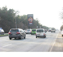 Броварський пр., 93 на розподільчій смузі у напрямку центру